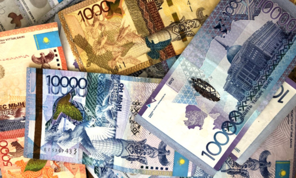 Нацвалюта снова теряет позиции