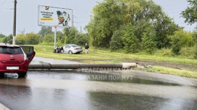 Поврежденные авто и огромная пробка - на Сибирском тракте в Казани на дорогу рухнул столб 31/07/2026 &ndash; Новости