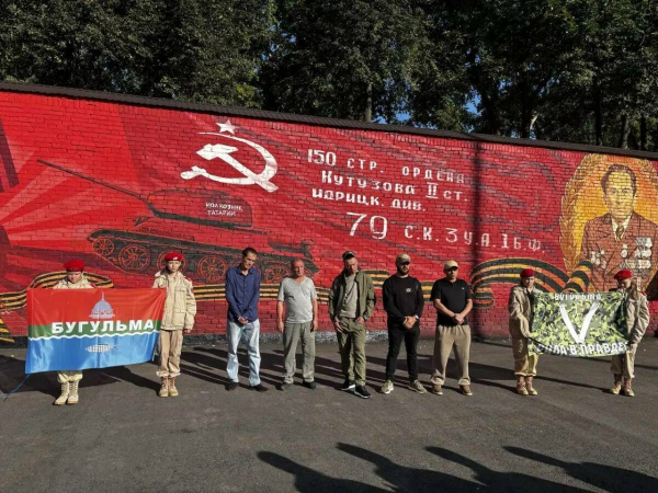 В Бугульме пятерых контрактников проводили на службу в зону СВО