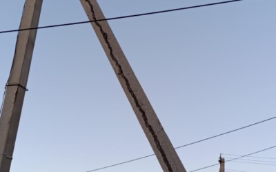 Опора столба скоро упадёт на людей