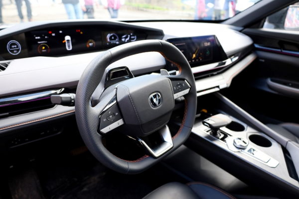 Жители Петербурга стали намного чаще проверять историю китайских машин в 2025 году