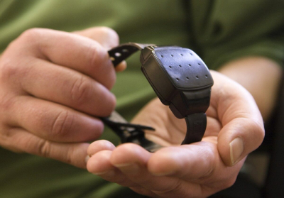 Электронные браслеты наденут на бытовых агрессоров в Кыргызстане