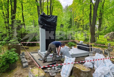 В Петербурге устанавливают мемориальный комплекс на могиле экс-губернатора Курской области Романа Старовойта