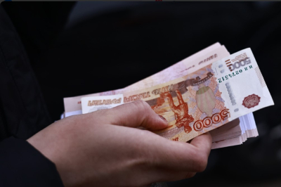 Внучка за дедку: жительница Альметьевска повесила на дедушку несколько займов