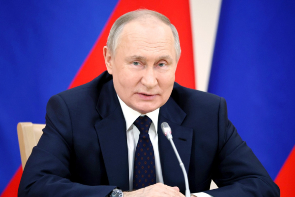 Путин пошутил о семейных обязанностях женщин на встрече к 8 Марта