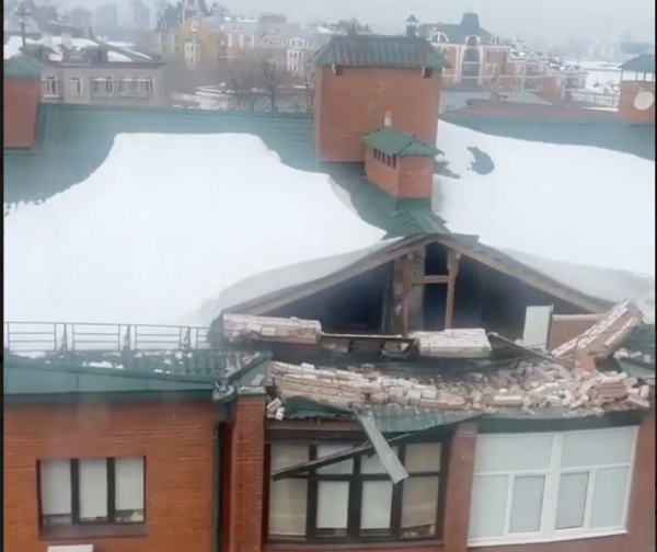 В центре Казани обрушился фронтон дома, пострадал водитель