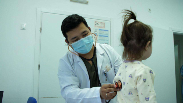 «Поток больных не уменьшается»: врачи Астаны обратились к родителям