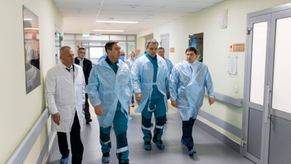 Мэр Нижнекамска и гендиректор СИБУРа навестили в ЦРБ пострадавших на "Нижнекамскнефтехиме" 11/04/2026 &ndash; Новости