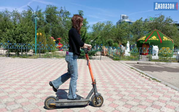 Уже выявлено около 1,5 тысяч нарушений. Самокатчикам хотят ограничить передвижение по тротуарам