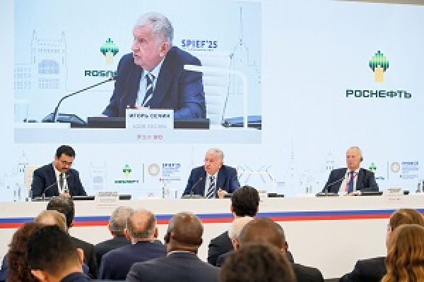 Глава &quot;Роснефти&quot; выступил за повышение выплат дивидендов в пользу РФ