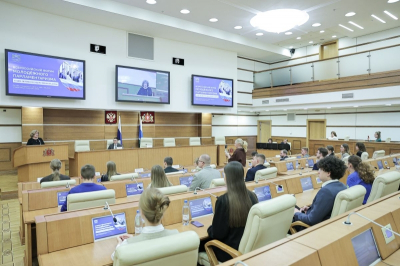 Людмила Бабушкина встретилась с молодыми парламентариями и рассказала о &laquo;кадровых лифтах&raquo;