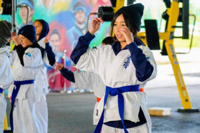 Пустующую площадку под мостом превратили в место досуга в Астане