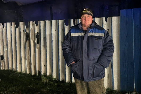 Житель ВКО вытащил из горящего дома двоих детей, пока их мать была на работе