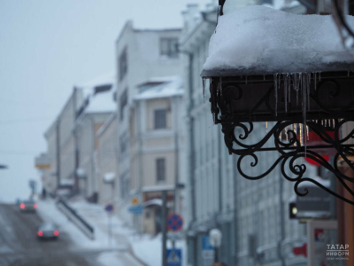 Жителей Татарстана предупредили об опасности схода снега и наледи с крыш