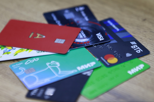 За какие слова при переводе денег заблокируют карту, объяснил юрист