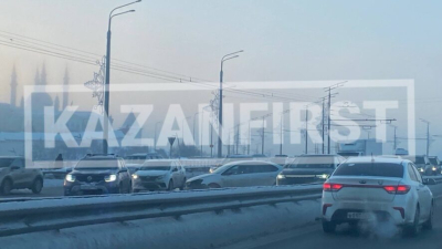 Авария на Кремлевской дамбе в Казани стала причиной огромной пробки 26/01/2026 &ndash; Новости