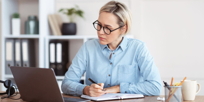 Юрист Голубева рассказала, могут ли работника наказать за внешний вид