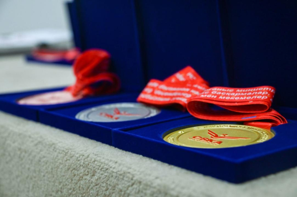 В Минобороны наградили лучших офицеров по троеборью и стрельбе