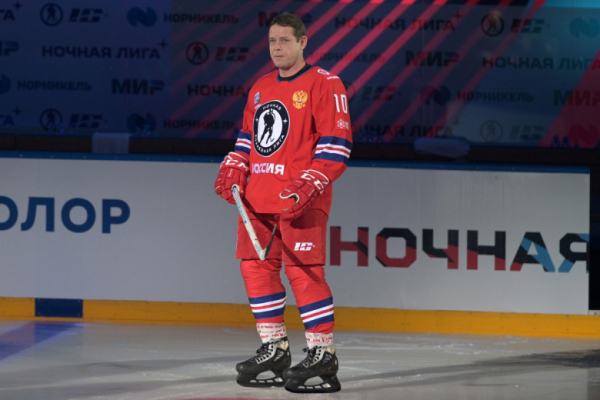 Роман с Салтыковой, фиктивный брак, развод с моделью: как живет Павел Буре