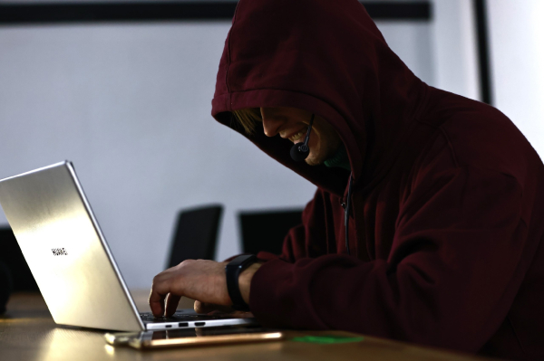 Женщина из Казани хотела отправить букет подруге, но попалась мошенникам