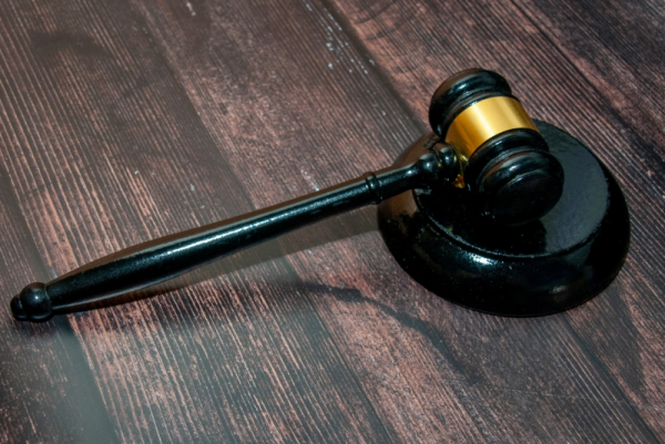 На родине свердловского губернатора женщина отсудила сотни тысяч у турфирмы