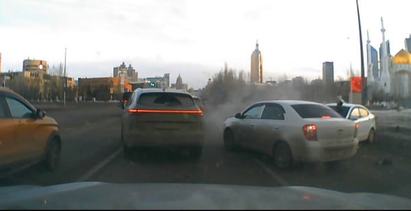 В Астане автомобиль снес светофор на перекрестке (ВИДЕО)