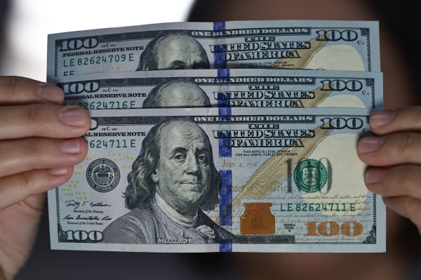 Ограничение на снятие наличной иностранной валюты продлили в России