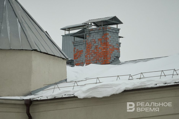 Татарстанцев предупредили о возможном сходе снега и наледи с крыш