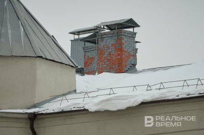 Татарстанцев предупредили о возможном сходе снега и наледи с крыш