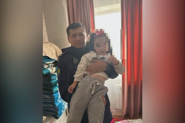 «Сейчас найдём маму, откроем дверь»: в Атырау участковый спас 4-летнюю девочку от падения с высоты