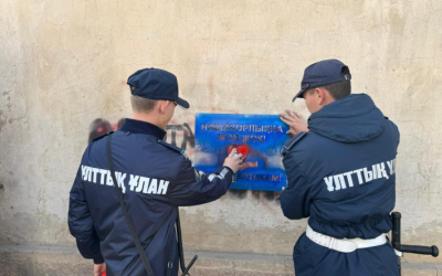 Акция против наркомании. В Актобе гвардейцы чистят стены от рекламы наркотиков