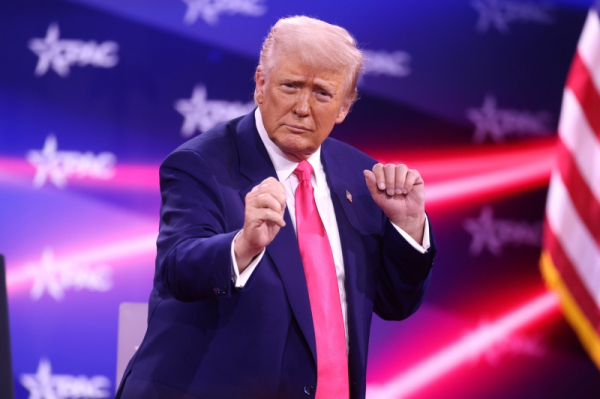 В Сети набирают популярность призывы отправить сына Трампа на войну