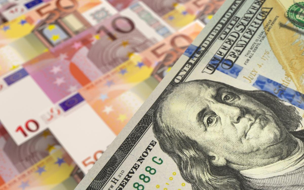 ЦБ резко поднял курс доллара выше ₽77