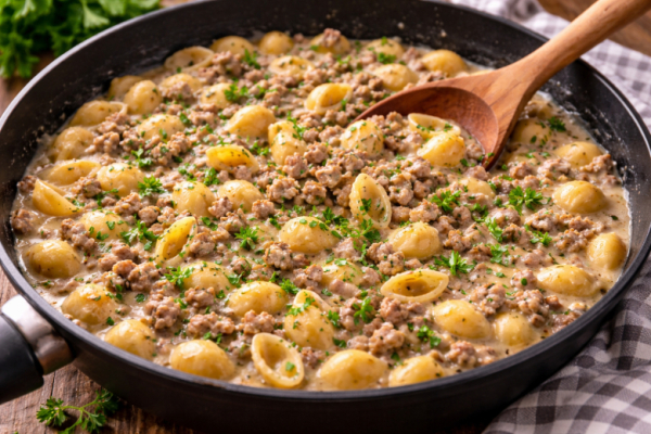 Обед из серии &laquo;когда маме лень готовить&raquo;: горячее на одной сковороде из фарша и макарон