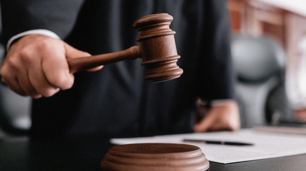 Житель Шымкента разбил лобовое стекло авто ради видео и оказался в суде