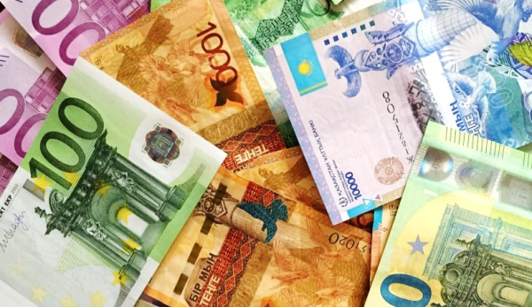 Евро растет к доллару, инвесторы ждут снижения ставки ФРС