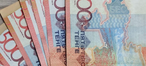 Мужчина подсунул пенсионеру сувенирные банкноты в Алматы