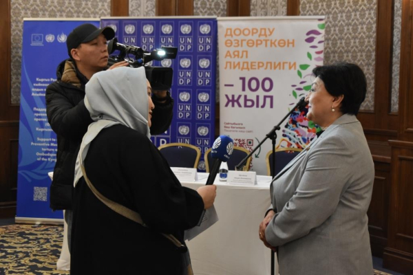 В Бишкеке прошло пресс-кафе о правах женщин с инвалидностью