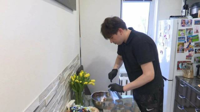 &laquo;Частичка дома&raquo;:&nbsp;семья из Татарстана готовит каши и тушенку для бойцов СВО