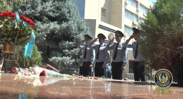 В Алматы прошла церемония в честь героев полиции