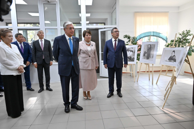 Токаев и Жапаров посетили школу-гимназию имени Кемеля Токаева