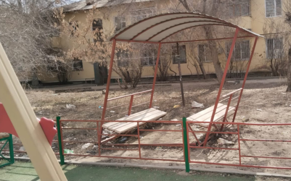 Народный репортёр. Беседку не доделали рабочие, а ремонтировать теперь жильцам