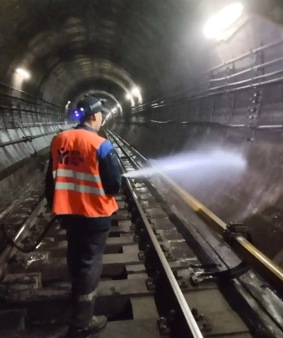 В метро Казани промыли 12 километров тоннелей