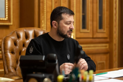 Азаров призвал Запад обсудить на переговорах зависимость Зеленского
